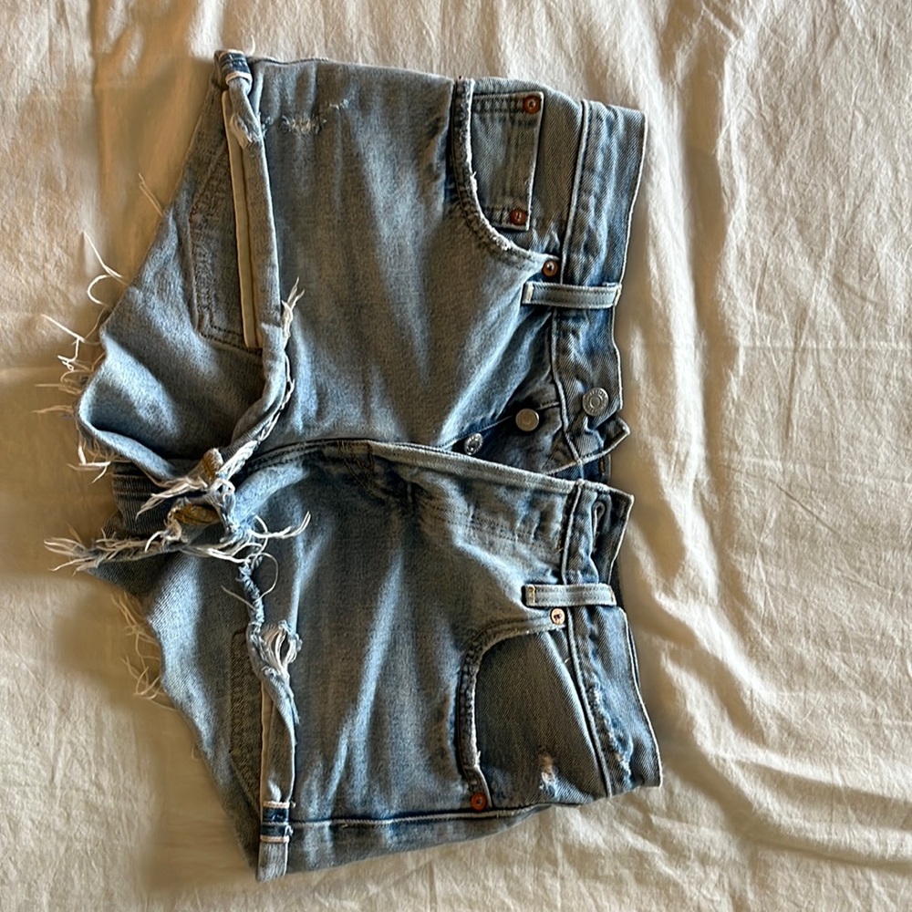 Adorable Levi’s size 27 shorts